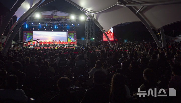 [진안=뉴시스] 강경호 기자 = 26일 전북 진안군에서 열린 '2025 진안홍삼축제' 개막식에서 축제 현장을 찾은 수많은 관광객들이 식전공연을 관람하고 있다. 2025.09.26. lukekang@newsis.com