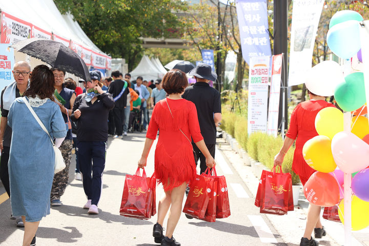 26일 전북 진안홍삼축제장에서 진안홍삼을 구매 한 관광객들.(사진=진안군 제공) 2025.09.26. *재판매 및 DB 금지