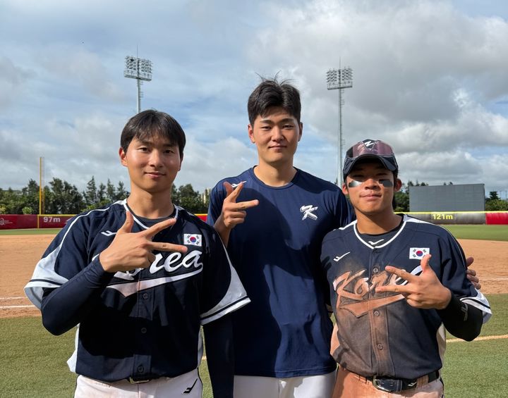[서울=뉴시스] 한국 야구 대표팀 임종성(왼쪽부터), 최용준, 김병준이 26일 중국 푸젠성 핑탄에서 열린 제31회 아시아야구선수권대회 슈퍼라운드 1차전에서 중국에 승리를 거둔 뒤 기념사진을 찍고 있다. (사진=한국야구소프트볼협회 제공) 2025.09.26. *재판매 및 DB 금지
