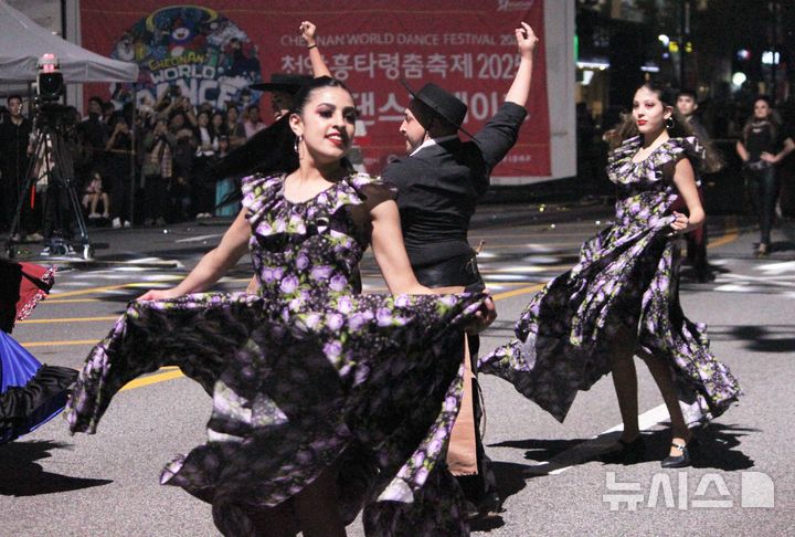 [천안=뉴시스] 지난 2025년 천안흥타령춤축제 거리댄스퍼레이드. (사진=뉴시스 DB). photo@newsis.com 