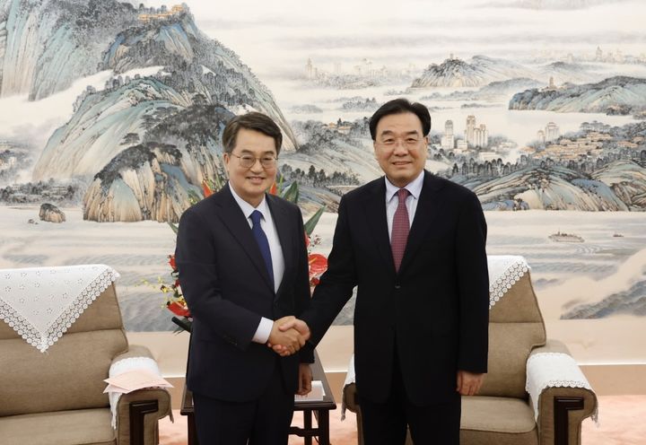 [수원=뉴시스] 26일 오후 장쑤성 당위원회에서 김동연 지사가 신창싱 장쑤성 당서기와 기념촬영을 하고 있다. (사진=경기도 제공) 2025.09.26. photo@newsis.com *재판매 및 DB 금지