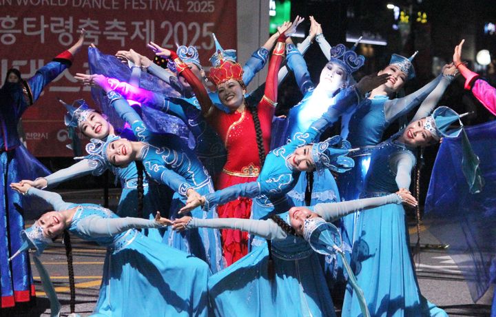 [천안=뉴시스] 최영민 기자=26일 천안시 신부동 신세계백화점 앞에서 천안흥타령춤축제 거리댄스 퍼레이드가 열렸다. 부라티아 공화국 무용단이 공연을 펼치고 있다. 2025.09.26 ymchoi@newsis.com *재판매 및 DB 금지