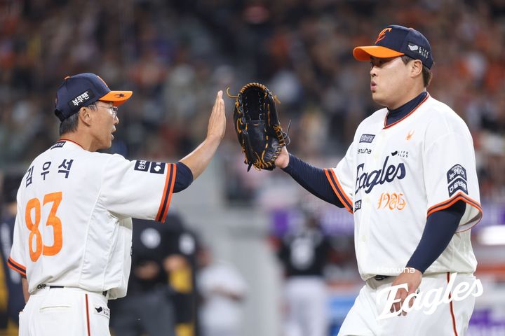 [서울=뉴시스] 프로야구 한화 이글스 류현진이 26일 대전 한화생명볼파크에서 열린 2025 신한 쏠뱅크 KBO리그 LG 트윈스와의 경기에 선발 등판해 무실점으로 이닝을 마친 뒤 마운드를 내려가고 있다. (사진=한화 이글스 제공) 2025.09.26.
