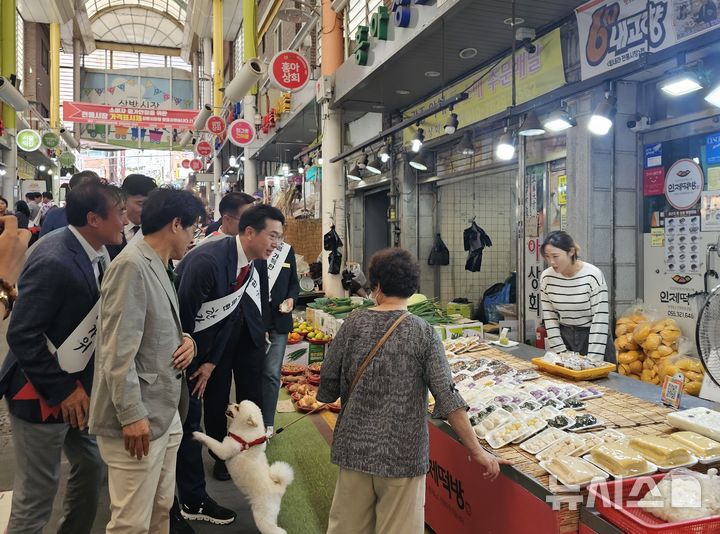 [김해=뉴시스]국민의힘 경남도당 강민국 위원장 등이 26일 '민생100℃ 정책협의회' 첫 개최지인 김해 삼방시장을 찾아 시장 상인과 시민들을 격려하고 고충사항을 청취하고 있다.(사진=국민의힘 경남도당 제공) 2025.09.26. photo@newsis.com