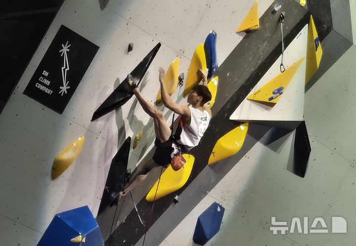 [서울=뉴시스] 하근수 기자= 2025 국제스포츠클라이밍연맹(IFSC)서울 스포츠클라이밍 세계선수권대회 남자부 리드에서 금메달을 수확한 이도현. 2025.09.26. hatriker22@newsis.com