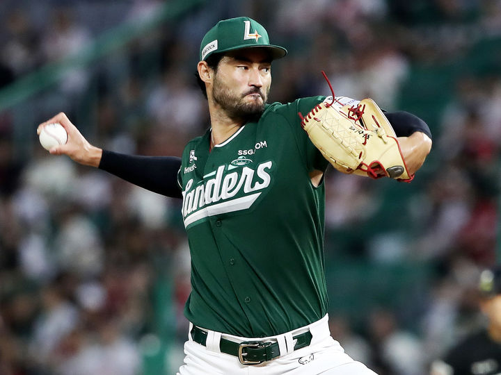 [서울=뉴시스] 프로야구 SSG 랜더스 미치 화이트가 26일 인천 SSG랜더스필드에서 열린 2025 신한 쏠뱅크 KBO리그 KT 위즈와의 경기에 선발 등판해 공을 던지고 있다. (사진=SSG 랜더스 제공) 2025.09.26. *재판매 및 DB 금지