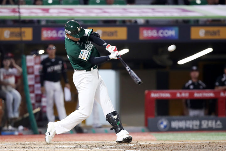 [서울=뉴시스] 프로야구 SSG 랜더스 류효승이 26일 인천 SSG랜더스필드에서 열린 2025 신한 쏠뱅크 KBO리그 KT 위즈와의 경기에서 홈런을 치고 있다. (사진=SSG 랜더스 제공) 2025.09.26. *재판매 및 DB 금지