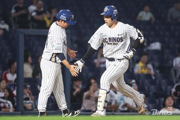 [서울=뉴시스] 프로야구 NC 다이노스 김휘집이 24일 창원NC파크에서 열린 2025 신한 쏠뱅크 KBO리그 LG 트윈스와의 경기에서 홈런을 친 뒤 베이스를 돌고 있다. (사진=NC 다이노스 제공) 2025.09.24. *재판매 및 DB 금지