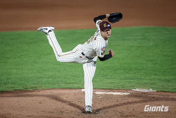 [서울=뉴시스] 프로야구 롯데 자이언츠 윤성빈이 26일 부산 사직구장에서 열린 2025 신한 쏠뱅크 KBO리그 삼성 라이온즈와의 경기에 불펜 등판해 공을 던지고 있다. (사진=롯데 자이언츠 제공) 2025.09.26. *재판매 및 DB 금지