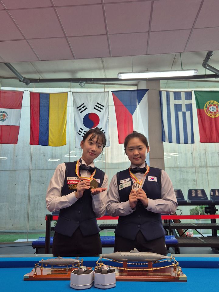 [서울=뉴시스] 제13회 세계여자3쿠션선수권대회에서 준우승을 달성한 김하은(오른쪽), 3위에 오른 최봄이. (사진=대한당구연맹 제공) *재판매 및 DB 금지