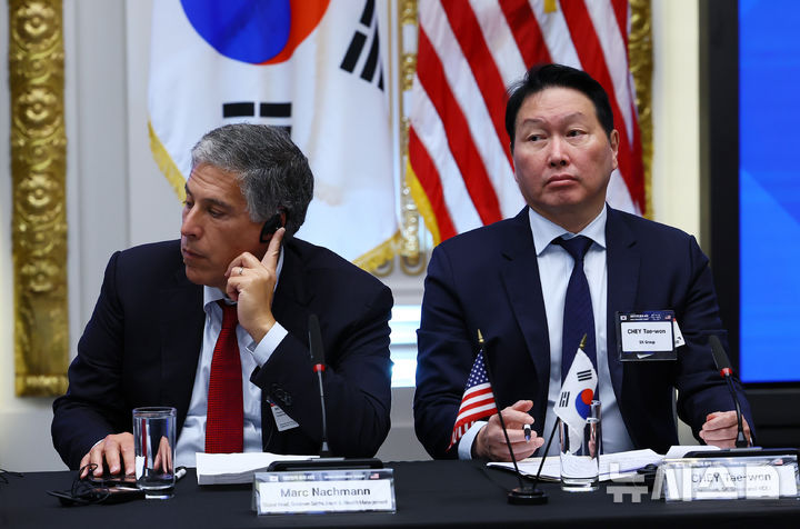 [뉴욕=뉴시스] 최동준 기자 = 최태원 대한상공회의소 회장이 25일(현지 시간) 미국 뉴욕 증권거래소에서 열린 대한민국 투자 써밋에 참석하고 있다. 2025.09.25. photocdj@newsis.com