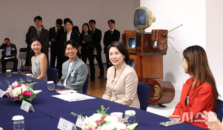 [뉴욕=뉴시스] 최동준 기자 = 김혜경 여사가 25일(현지 시간) 미국 뉴욕한국문화원에서 열린 차세대 예술가 간담회에서 발언하고 있다. 2025.09.26. photocdj@newsis.com