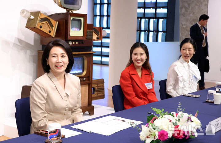 [뉴욕=뉴시스] 최동준 기자 = 김혜경 여사가 25일(현지 시간) 미국 뉴욕한국문화원에서 열린 차세대 예술가 간담회에서 발언하고 있다. 2025.09.26. photocdj@newsis.com