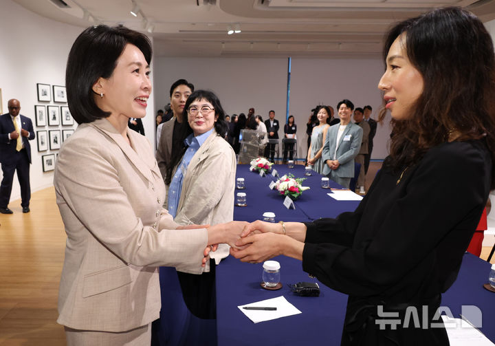 [뉴욕=뉴시스] 최동준 기자 = 김혜경 여사가 25일(현지 시간) 미국 뉴욕한국문화원에서 열린 차세대 예술가 간담회에서 가수 이소은 씨와 악수하고 있다. 2025.09.26. photocdj@newsis.com