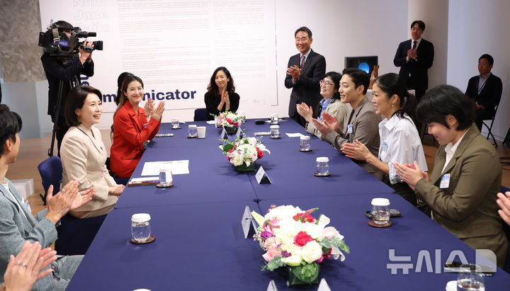 [뉴욕=뉴시스] 최동준 기자 = 김혜경 여사가 25일(현지 시간) 미국 뉴욕한국문화원에서 열린 차세대 예술가 간담회에서 발언하고 있다. 2025.09.26. photocdj@newsis.com