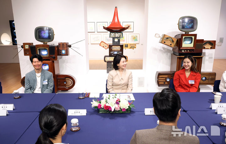 [뉴욕=뉴시스] 최동준 기자 = 김혜경 여사가 25일(현지 시간) 미국 뉴욕한국문화원에서 열린 차세대 예술가 간담회에서 발언하고 있다. 2025.09.26. photocdj@newsis.com