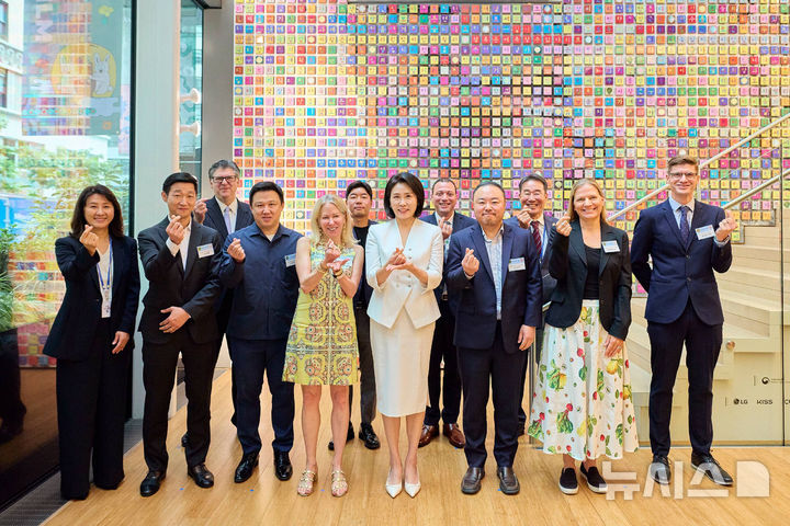 [뉴욕=뉴시스] 최동준 기자 = 김혜경 여사가 25일(현지 시간) 미국 뉴욕한국문화원을 방문해 참석자들과 기념촬영을 하고 있다. (공동취재) 2025.09.26. photocdj@newsis.com