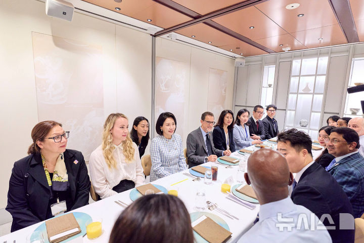 [뉴욕=뉴시스] 최동준 기자 = 김혜경 여사가 24일(현지 시간) 미국 뉴욕의 한 식당에서 열린 유엔 한국문화동호회 직원 간담회에서 참석자들과 대화를 하고 있다. (공동취재) 2025.09.26. photocdj@newsis.com