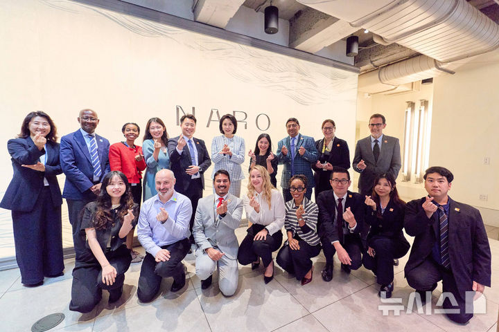 [뉴욕=뉴시스] 최동준 기자 = 김혜경 여사가 24일(현지 시간) 미국 뉴욕의 한 식당에서 열린 유엔 한국문화동호회 직원 간담회에서 참석자들과 기념촬영을 하고 있다. (공동취재) 2025.09.26. photocdj@newsis.com