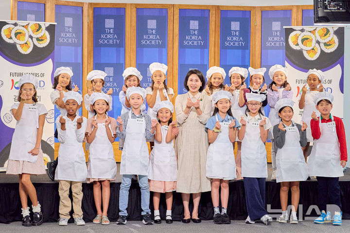 [뉴욕=뉴시스] 최동준 기자 = 김혜경 여사가 24일(현지 시간) 미국 뉴욕코리아 소사이어티에서 열린 동포 미래세대 대상 한식 요리교실에서 참석한 어린이들과 기념촬영을 하고 있다. (공동취재) 2025.09.26. photocdj@newsis.com