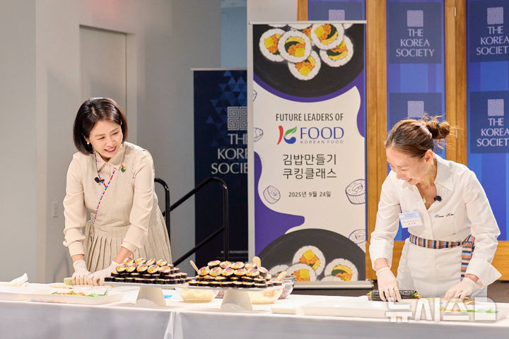 [뉴욕=뉴시스] 최동준 기자 = 김혜경 여사가 24일(현지 시간) 미국 뉴욕코리아 소사이어티에서 열린 동포 미래세대 대상 한식 요리교실에서 김밥을 만들고 있다. (공동취재) 2025.09.26. photocdj@newsis.com
