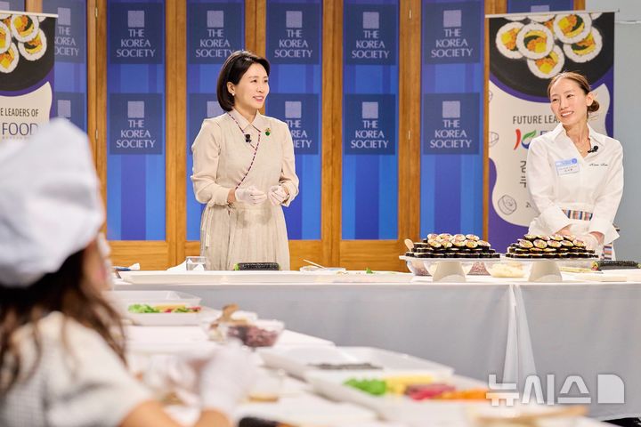 [뉴욕=뉴시스] 최동준 기자 = 김혜경 여사가 24일(현지 시간) 미국 뉴욕코리아 소사이어티에서 열린 동포 미래세대 대상 한식 요리교실에서 김밥을 만들고 있다. (공동취재) 2025.09.26. photocdj@newsis.com
