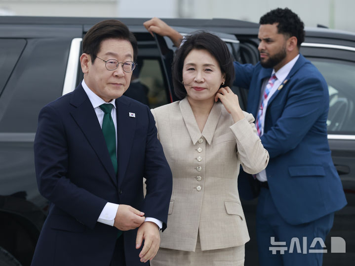 [뉴욕=뉴시스] 최동준 기자 = 유엔 총회와 순방 일정을 마친 이재명 대통령이 25일(현지 시간) 미국 뉴욕 JFK 공항에서 김혜경 여사와 공군 1호기에 탑승하기 위해 이동하고 있다. 2025.09.26. photocdj@newsis.com