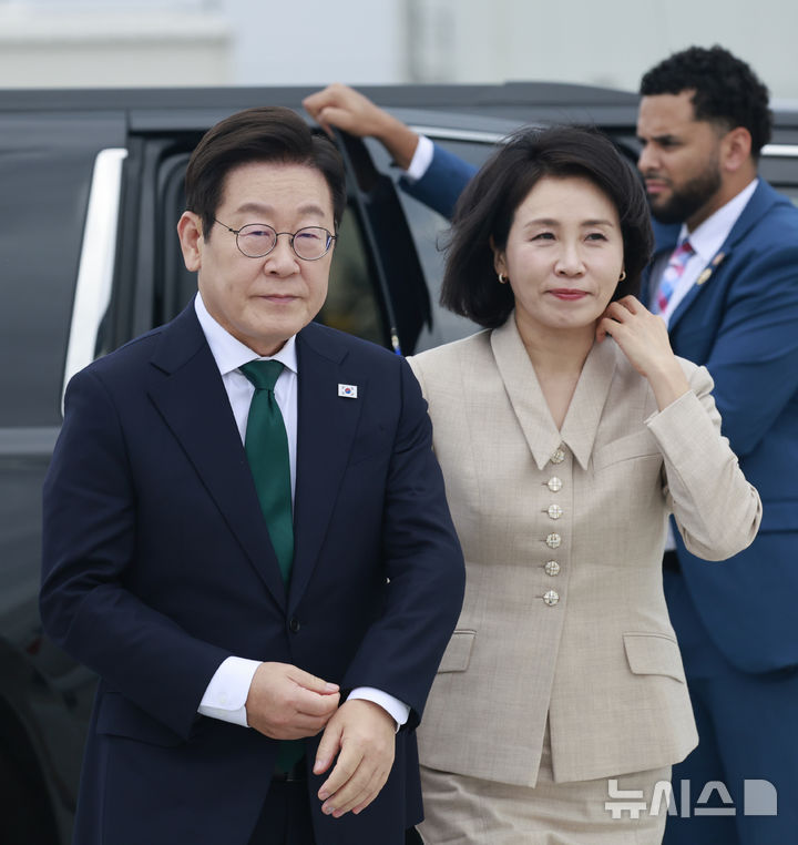 [뉴욕=뉴시스] 최동준 기자 = 유엔 총회와 순방 일정을 마친 이재명 대통령이 25일(현지 시간) 미국 뉴욕 JFK 공항에서 김혜경 여사와 공군 1호기에 탑승하기 위해 이동하고 있다. 2025.09.26. photocdj@newsis.com