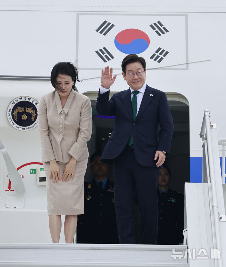 [뉴욕=뉴시스] 최동준 기자 = 유엔 총회와 순방 일정을 마친 이재명 대통령이 25일(현지 시간) 미국 뉴욕 JFK 공항에서 김혜경 여사와 공군 1호기에 탑승해 인사하고 있다. 2025.09.26. photocdj@newsis.com