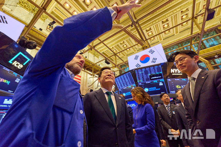 [뉴욕=뉴시스] 최동준 기자 = 이재명 대통령이 25일(현지 시간) 미국 뉴욕 증권거래소를 방문해 관계자의 설명을 듣고 있다. (공동취재) 2025.09.26. photocdj@newsis.com