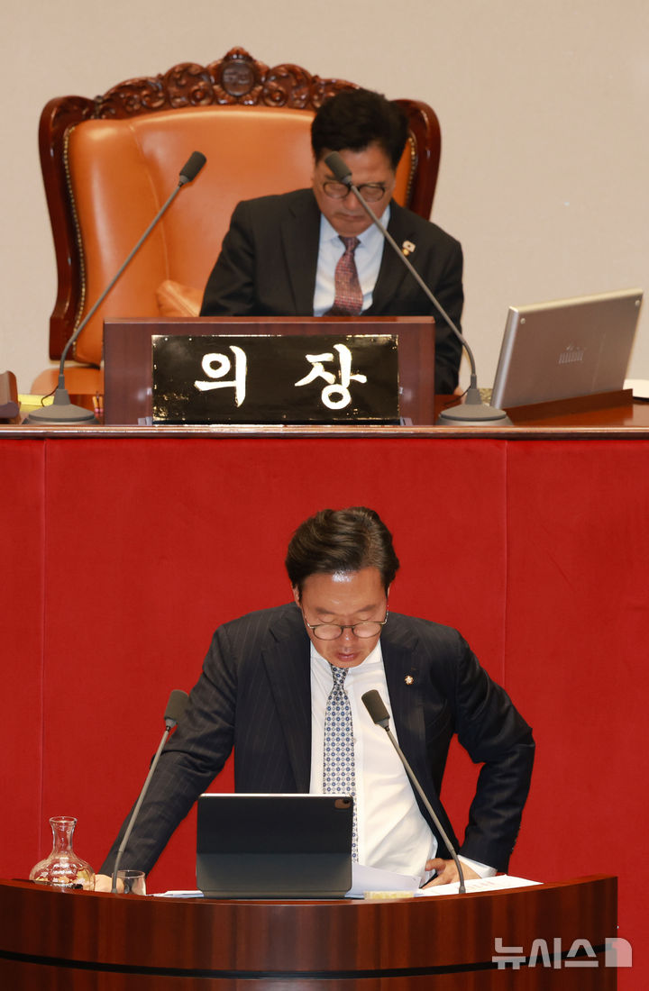 [서울=뉴시스] 고승민 기자 = 박수민 국민의힘 의원이 26일 오전 서울 여의도 국회에서 열린 본회의에서 정부조직법 반대 필리버스터를 하고 있다. 2025.09.26. kkssmm99@newsis.com