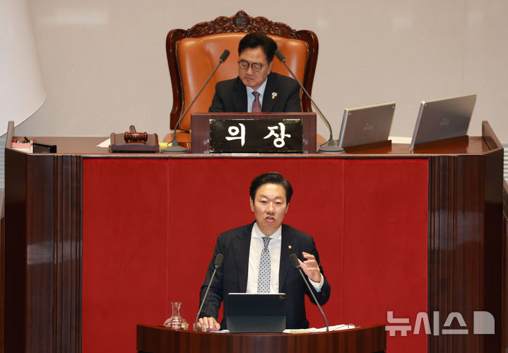 [서울=뉴시스] 고승민 기자 = 박수민 국민의힘 의원이 26일 오전 서울 여의도 국회에서 열린 본회의에서 정부조직법 반대 필리버스터를 하고 있다. 2025.09.26. kkssmm99@newsis.com