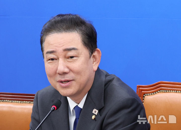 [서울=뉴시스] 김금보 기자 = 김병기 더불어민주당 원내대표가 26일 오전 서울 여의도 국회에서 열린 '택배 사회적대화기구 출범식'에서 발언을 하고 있다. 2025.09.25. kgb@newsis.com