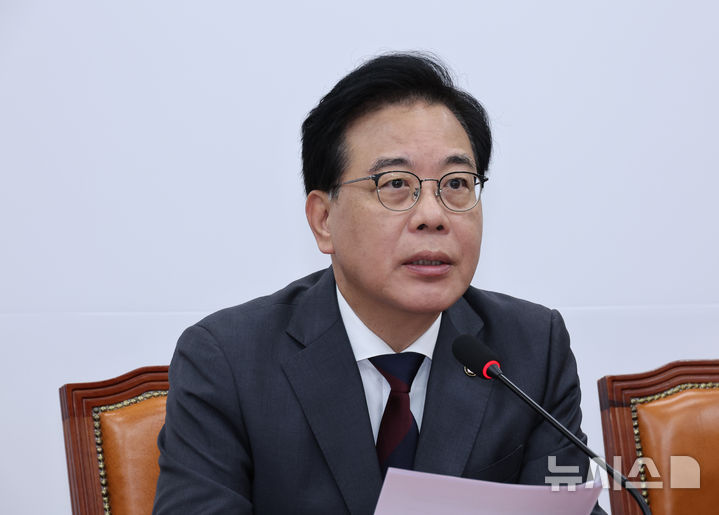 [서울=뉴시스] 김금보 기자 = 송언석 국민의힘 원내대표가 26일 오전 서울 여의도 국회에서 열린 원내대책회의에서 발언을 하고 있다. 2025.09.25. kgb@newsis.com