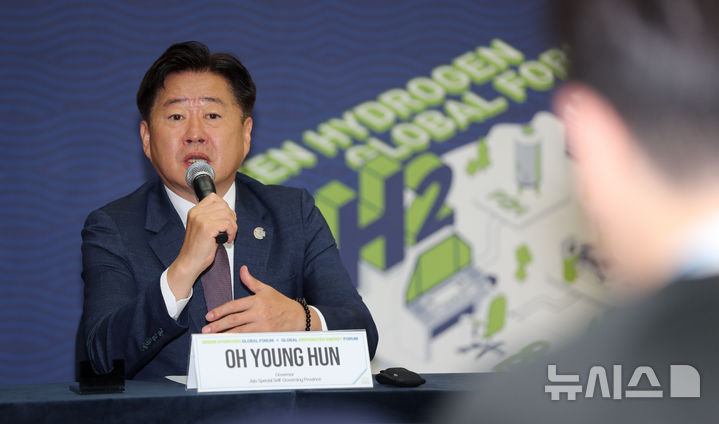 [서귀포=뉴시스] 우장호 기자 = 오영훈 제주지사가 26일 오전 제주 서귀포시 제주국제컨벤션센터에서 열린 '2025 그린수소 글로벌 포럼' 산업부 출입기자단 인터뷰에서 답변하고 있다. 2025.09.26. woo1223@newsis.com