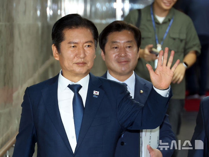 [서울=뉴시스] 고승민 기자 = 정청래 더불어민주당 대표와 지도부 의원들이 26일 서울 여의도 국회에서 열린 확대간부회의에 참석하던 중 관계자와 인사하고 있다. 2025.09.26. kkssmm99@newsis.com