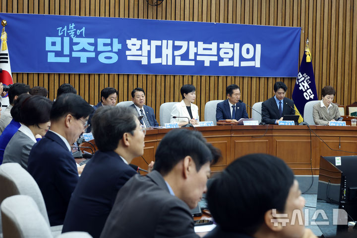 [서울=뉴시스] 고승민 기자 = 정청래 더불어민주당 대표가 26일 서울 여의도 국회에서 열린 확대간부회의에서 발언하고 있다. 2025.09.26. kkssmm99@newsis.com