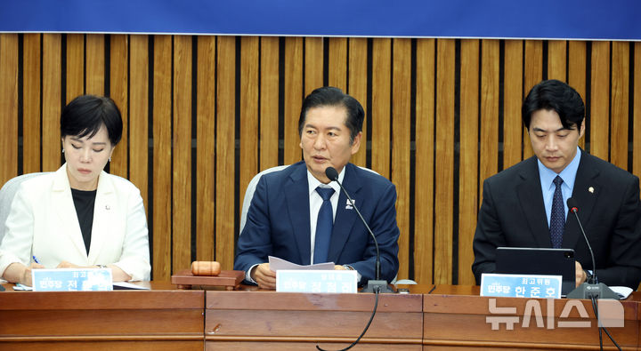 [서울=뉴시스] 고승민 기자 = 정청래 더불어민주당 대표가 26일 서울 여의도 국회에서 열린 확대간부회의에서 발언하고 있다. 2025.09.26. kkssmm99@newsis.com