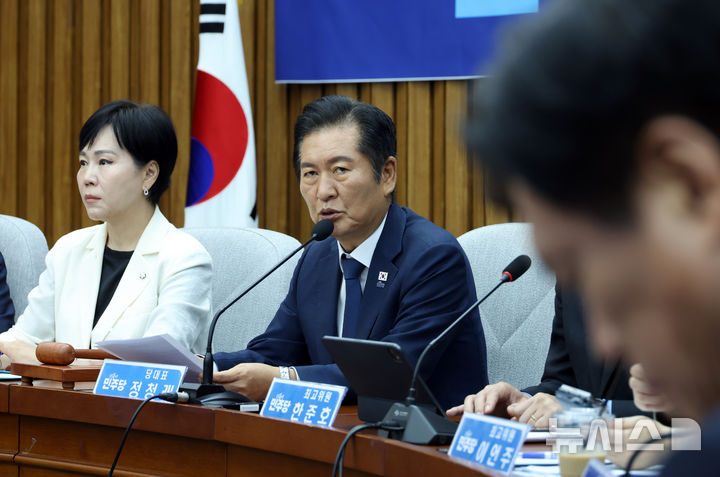 [서울=뉴시스] 고승민 기자 = 정청래 더불어민주당 대표가 26일 서울 여의도 국회에서 열린 확대간부회의에서 발언하고 있다. 2025.09.26. kkssmm99@newsis.com