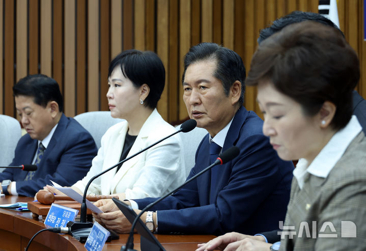 [서울=뉴시스] 고승민 기자 = 정청래 더불어민주당 대표가 26일 서울 여의도 국회에서 열린 확대간부회의에서 발언하고 있다. 2025.09.26. kkssmm99@newsis.com