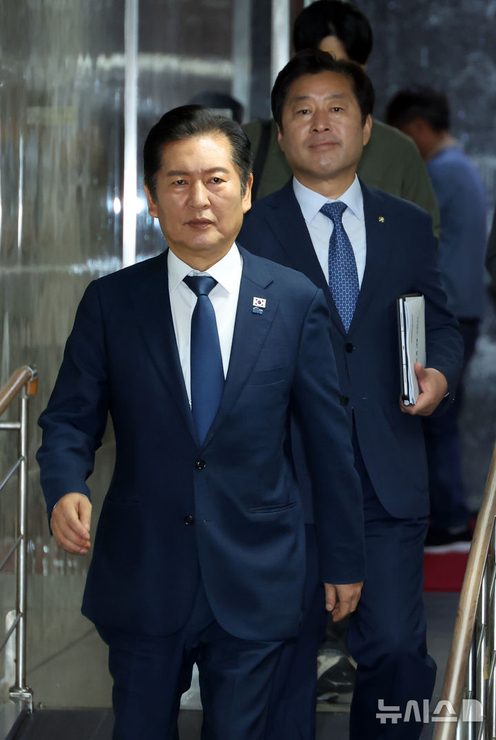 [서울=뉴시스] 고승민 기자 = 정청래 더불어민주당 대표와 지도부 의원들이 26일 서울 여의도 국회에서 열린 확대간부회의에 참석하고 있다. 2025.09.26. kkssmm99@newsis.com