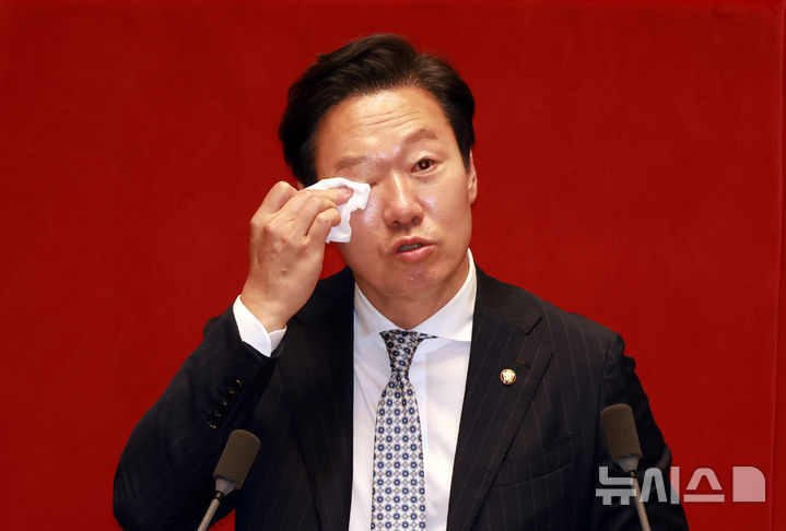 [서울=뉴시스] 고승민 기자 = 박수민 국민의힘 의원이 26일 오전 서울 여의도 국회에서 열린 본회의에서 약 15시간 30분째 정부조직법 반대 필리버스터를 하던 중 참관 온 초등학생들에게 덕담을 하다 눈물을 닦고 있다. 2025.09.26. kkssmm99@newsis.com