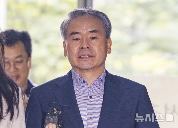 [서울=뉴시스] 김근수 기자 = 이종섭 전 국방부 장관의 호주대사 임명이 이례적 인사였다는 외교부 직원의 법정 증언이 나왔다. 박성재 전 법무부 장관이 도어스테핑에서 이 전 장관의 출국 금지를 해제하겠단 의사를 밝힌 것 역시 일반적인 경우는 아니라는 진술도 등장했다. 사진은 이 전 장관이 지난해 9월 26일 순직해병 특검팀 조사를 받기 위해 출석한 모습. 2026.04.10. ks@newsis.com