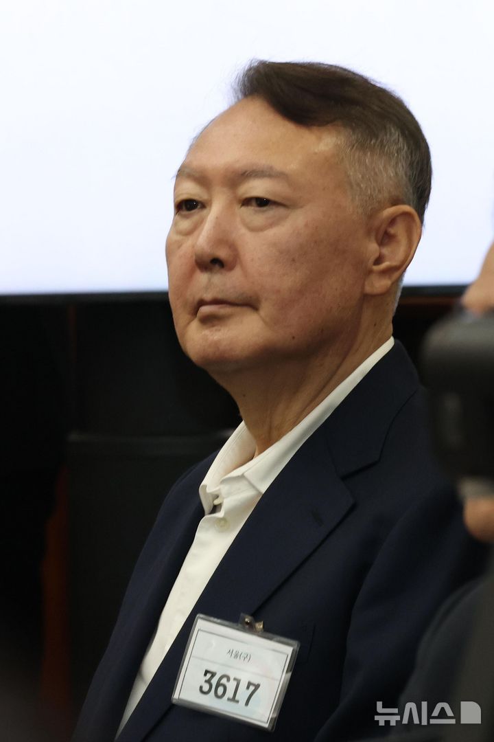 [서울=뉴시스] 사진공동취재단 = 윤석열 전 대통령이 26일 서울 서초동 서울중앙지법에서 열린 특수공무집행방해 혐의 재판에 출석하고 있다. 2025.09.26. photo@newsis.com