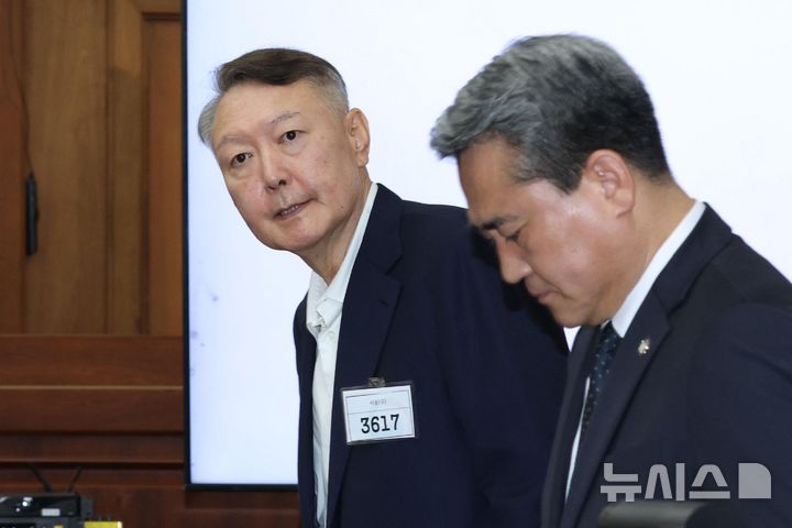 [서울=뉴시스] 사진공동취재단 = 윤석열 전 대통령이 26일 서울 서초동 서울중앙지법에서 열린 특수공무집행방해 혐의 재판에 출석하고 있다. 2025.09.26. photo@newsis.com