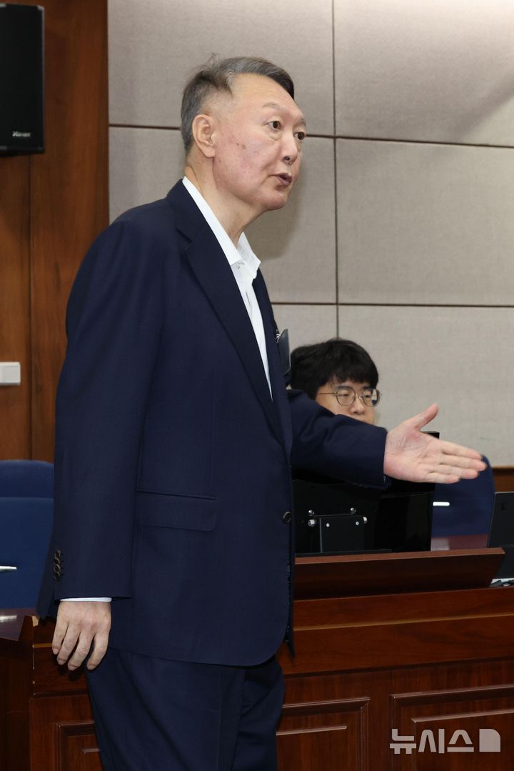 [서울=뉴시스] 사진공동취재단 = 윤석열 전 대통령이 26일 서울 서초동 서울중앙지법에서 열린 특수공무집행방해 혐의 재판에 출석하고 있다. 2025.09.26. photo@newsis.com