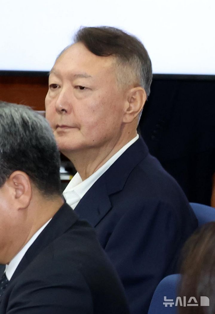 [서울=뉴시스] 사진공동취재단 = 윤석열 전 대통령이 26일 서울 서초구 서울중앙지법에서 열린 특수공무집행방해 혐의 재판에 출석하고 있다. 형사 법정에서 윤 전 대통령의 모습이 공개된 것은 지난 4월 내란 사건 재판 이후 약 5개월 만이다. 2025.09.26. photo@newsis.com