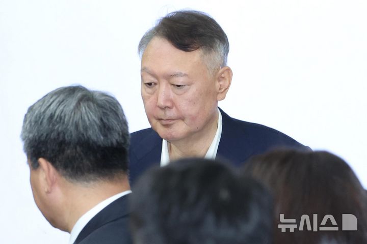 法, 특검의 윤석열 '내란 추가 증거' 공소장 변경 허가…尹측 반발