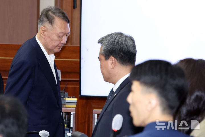 [서울=뉴시스] 사진공동취재단 = 윤석열 전 대통령이 26일 서울 서초구 서울중앙지법에서 열린 특수공무집행방해 혐의 재판에 출석하고 있다. 형사 법정에서 윤 전 대통령의 모습이 공개된 것은 지난 4월 내란 사건 재판 이후 약 5개월 만이다. 2025.09.26. photo@newsis.com