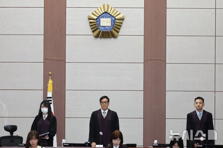[서울=뉴시스] 사진공동취재단 = 윤석열 전 대통령의 특수공무집행방해, 직권남용 권리행사방해 등 혐의 사건 첫 공판이 열린 26일 서울 서초구 서울중앙지법에서 백대현 부장판사가 대법정에 들어서고 있다. 2025.09.26. photo@newsis.com